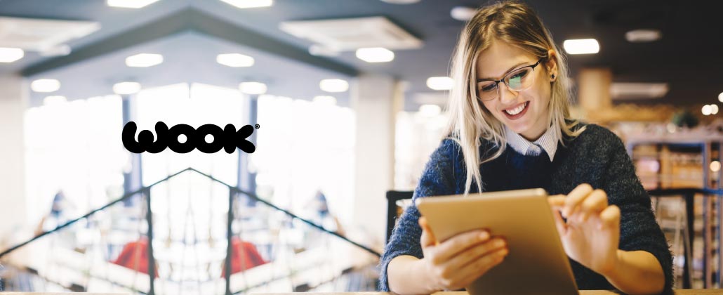 Cliente compra livros online na livraria Wook.